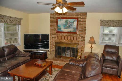 318 Cabin Road Southeast Vienna, VA 22180 - Photo 6 of 27 Living Room