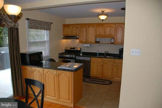 318 Cabin Road Southeast Vienna, VA 22180 - Photo 7 of 27 Kitchen