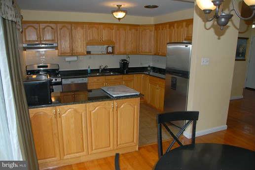 318 Cabin Road Southeast Vienna, VA 22180 - Photo 8 of 27 Kitchen