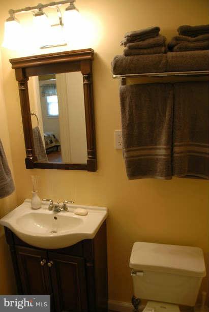 318 Cabin Road Southeast Vienna, VA 22180 - Photo 10 of 27 Bath