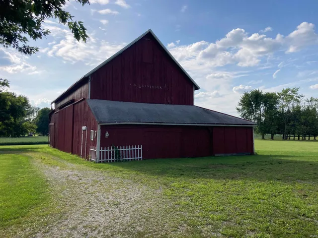 $207,000 | 2414 South County Line Road, Ossian, IN 46777
