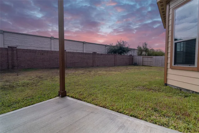 a view of a backyard