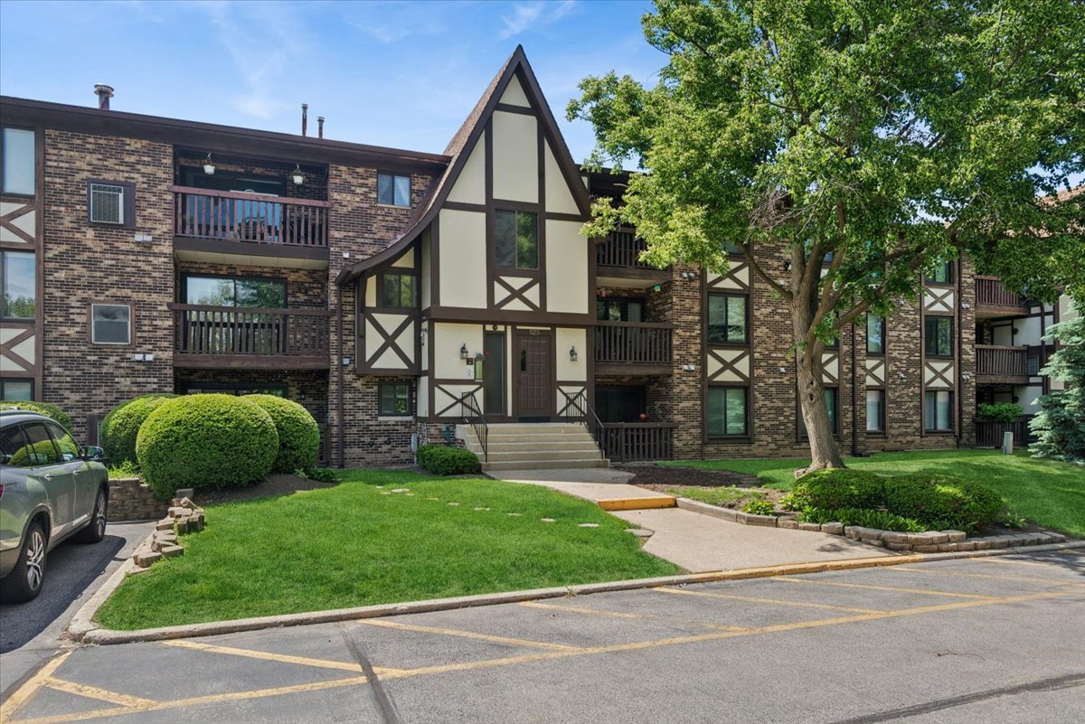525 Cumnor Road, Unit 204 Westmont, IL 60559 - Photo 1 of 19