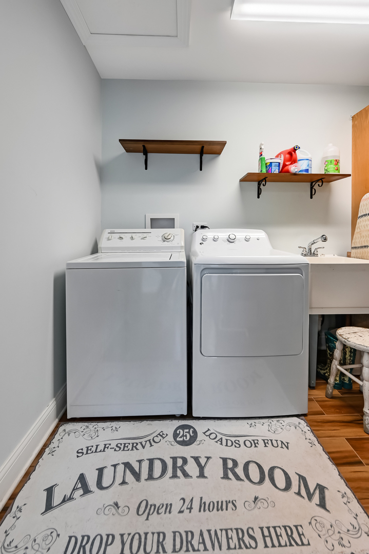 330 Village Road Willowbrook, IL 60527 - Photo 8 of 19 a utility room with dryer and washer