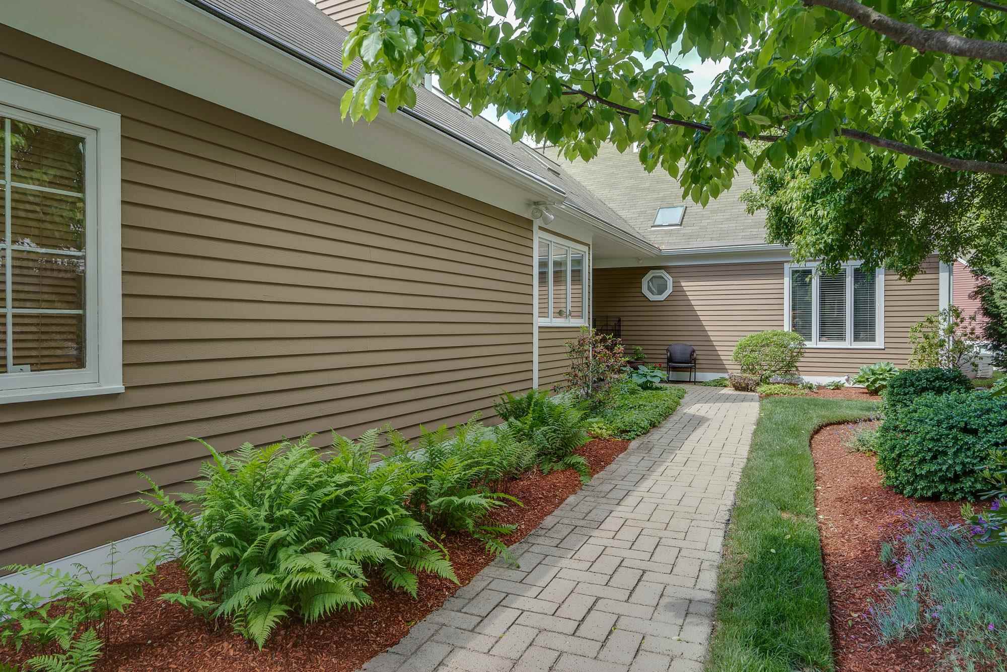 407 Straw Hill Road Manchester, NH 03104 - Photo 1 of 34