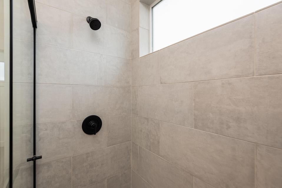 20506 Murphy Road Bend, OR 97702 - Photo 23 of 36 Primary Tile Shower