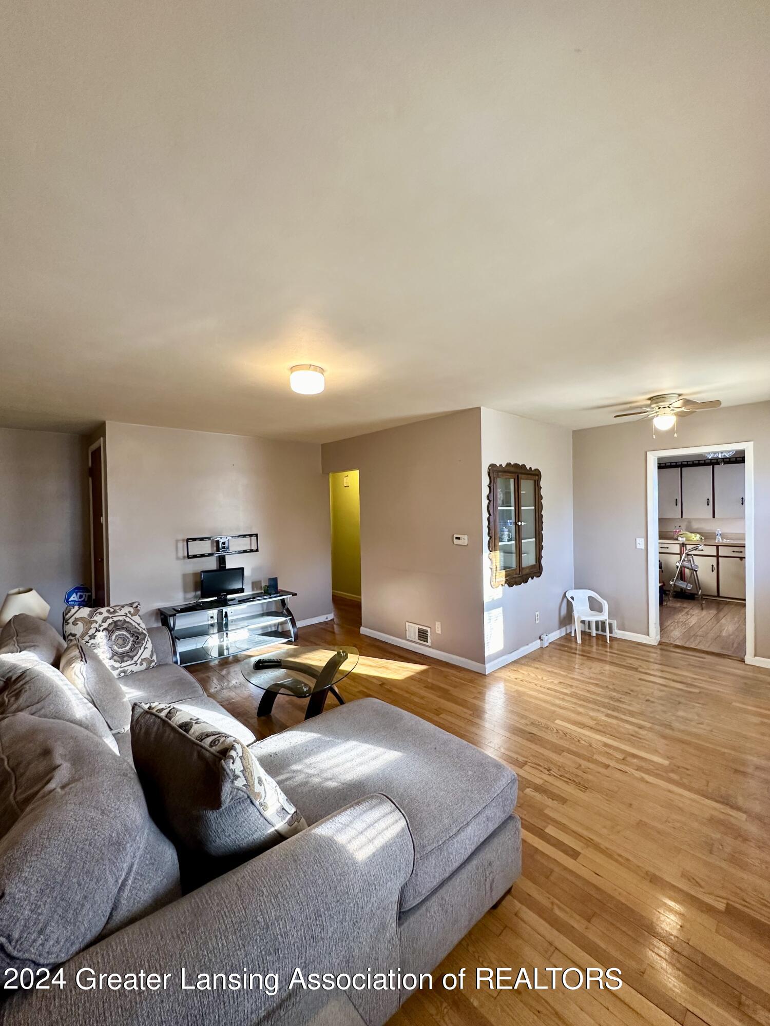331 Strathmore Road Lansing, MI 48910 - Photo 21 of 31 Living Room