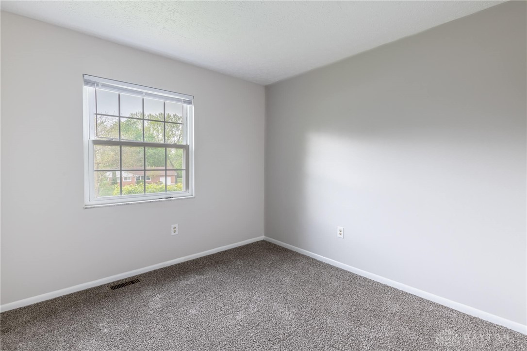 1255 East Westbrook Road Clayton, OH 45415 - Photo 14 of 34