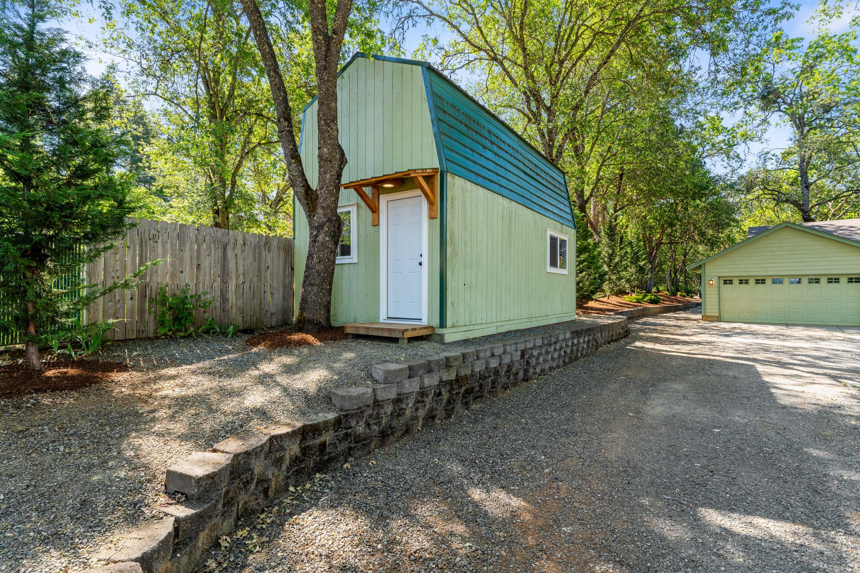 335 Summit Loop Grants Pass, OR 97527 - Photo 17 of 39
