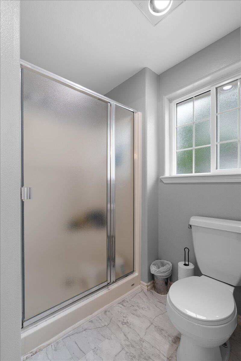 752 Mallory Court Central Point, OR 97502 - Photo 19 of 32 a bathroom with a toilet and a shower