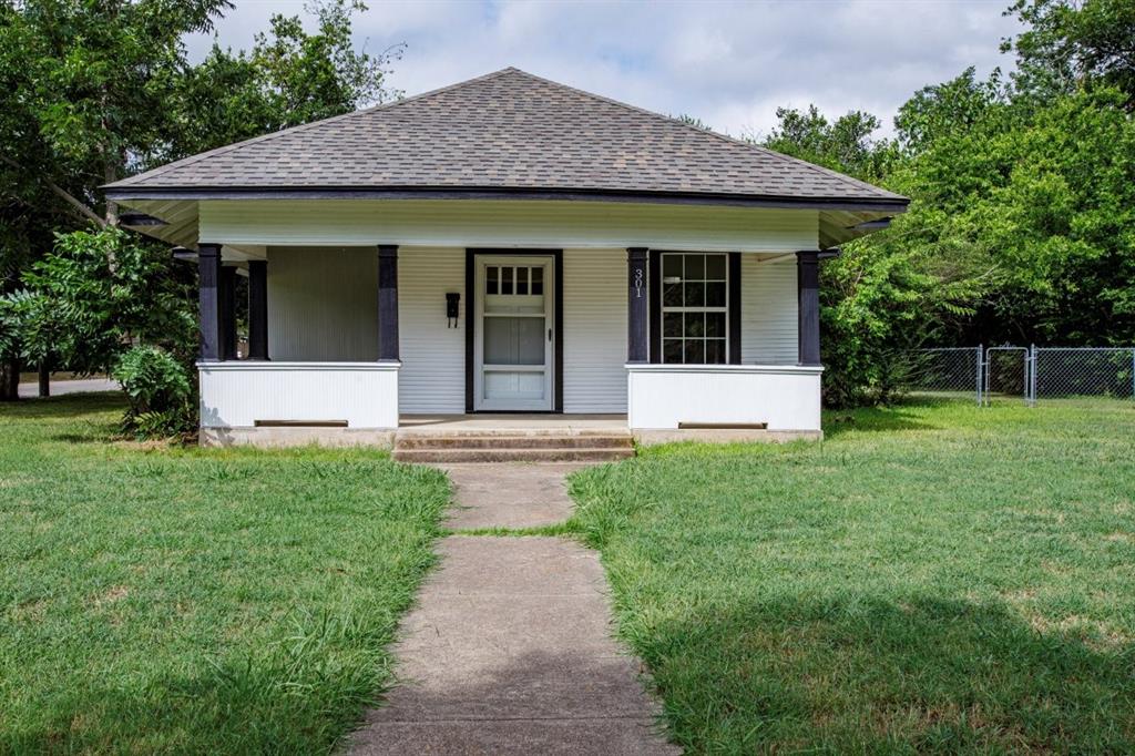 301 Madison Street Cleburne, TX 76033 - Photo 5 of 30