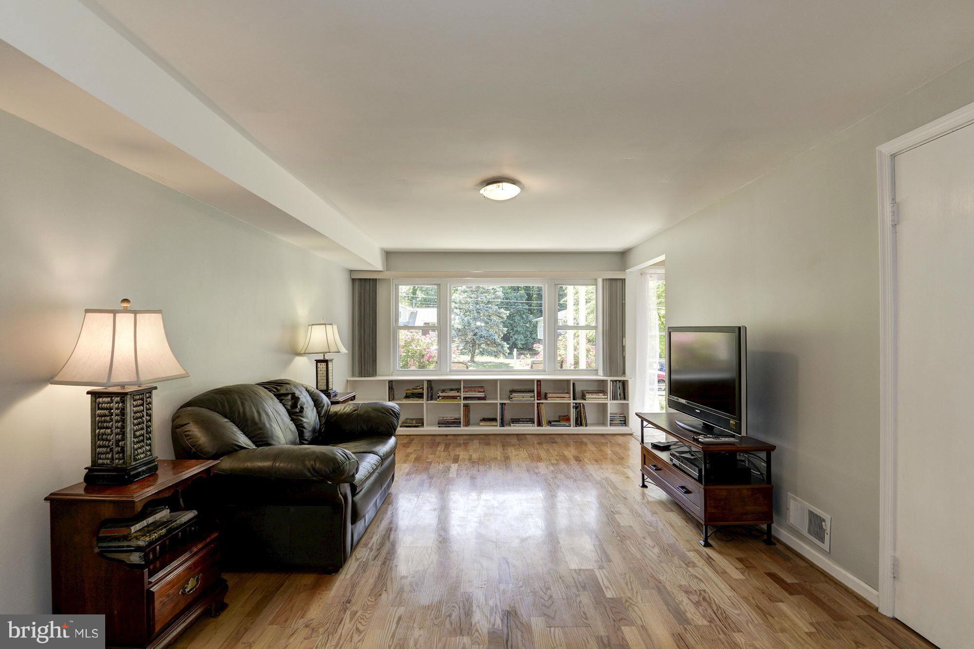 8816 Battery Road Alexandria, VA 22308 - Photo 14 of 30 Family Room