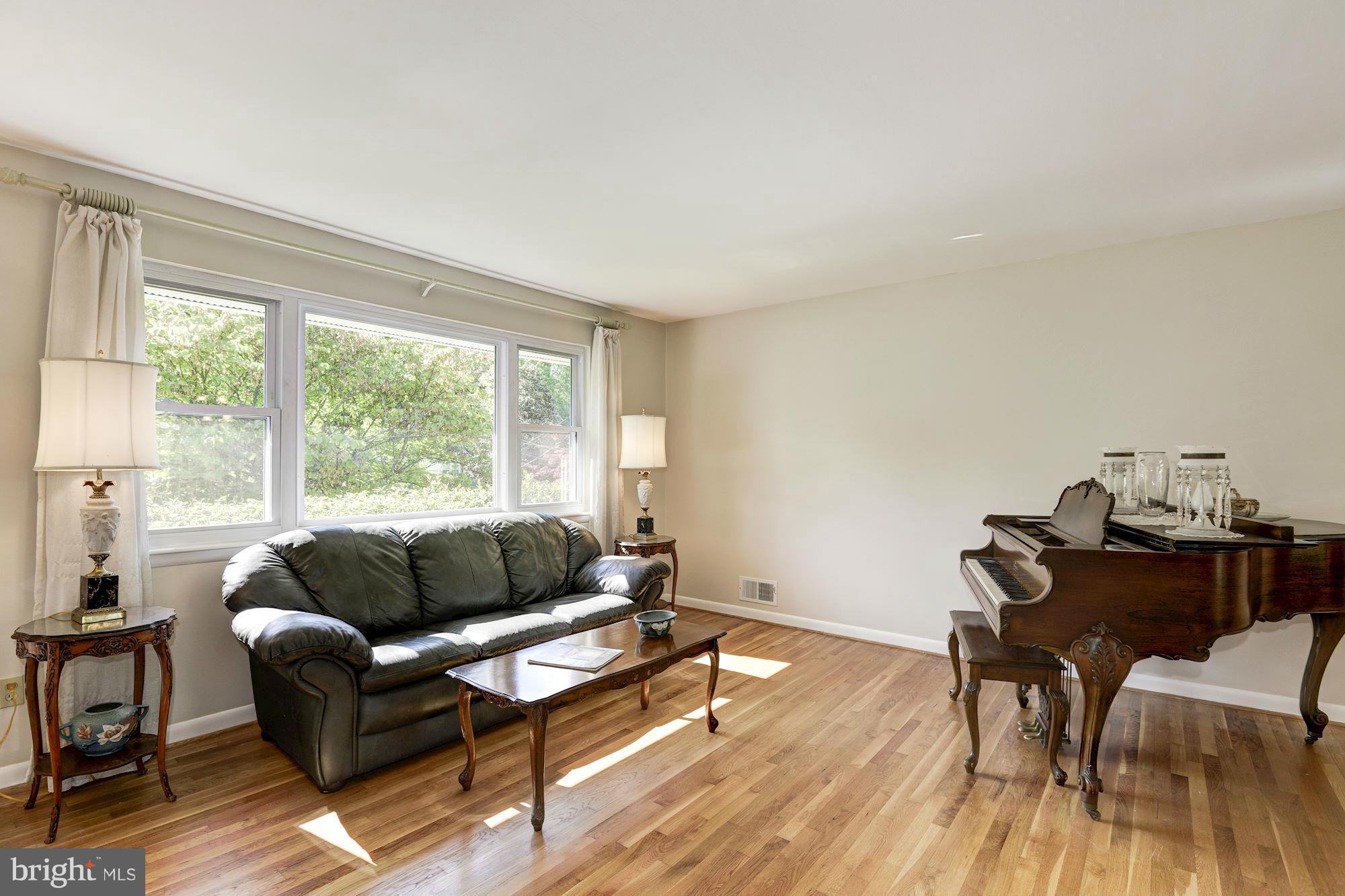 8816 Battery Road Alexandria, VA 22308 - Photo 5 of 30 Living Room