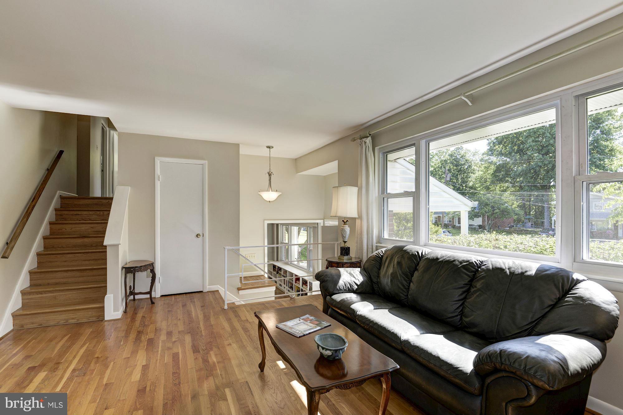 8816 Battery Road Alexandria, VA 22308 - Photo 6 of 30 Living Room