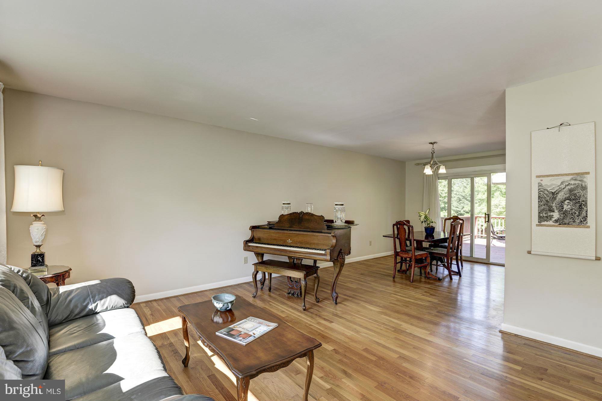 8816 Battery Road Alexandria, VA 22308 - Photo 7 of 30 Living Room
