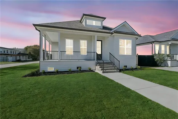 $309,900 | 3000 Plaza Drive, Chalmette, LA 70043