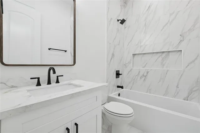 $309,900 | 3000 Plaza Drive, Chalmette, LA 70043