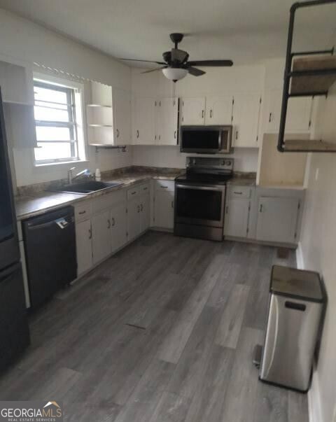 46 Mohawk Trail Ringgold, GA 30736 - Photo 10 of 16 a kitchen with granite countertop a stove a sink and a refrigerator