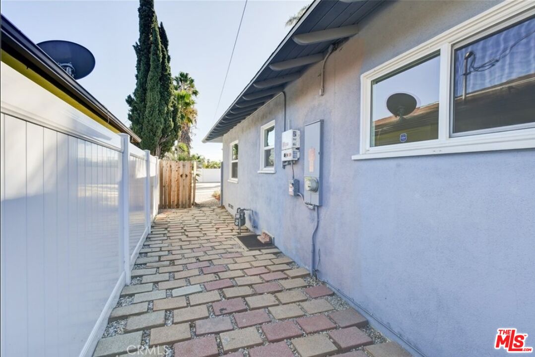 369 East Van Koevering Street Rialto, CA 92376 - Photo 41 of 55