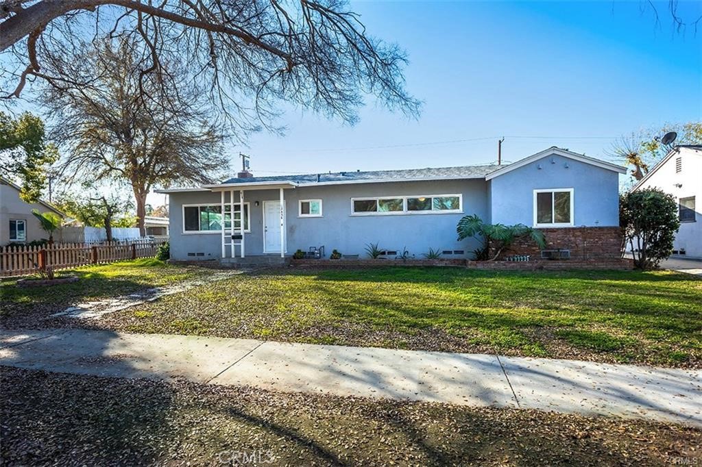 a view of house with a yard