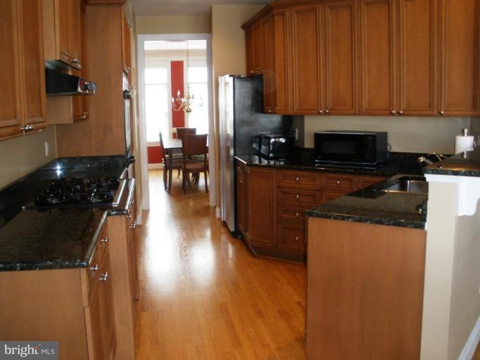 12084 Kinsley Place Reston, VA 20190 - Photo 3 of 30 Gourmet Kitchen