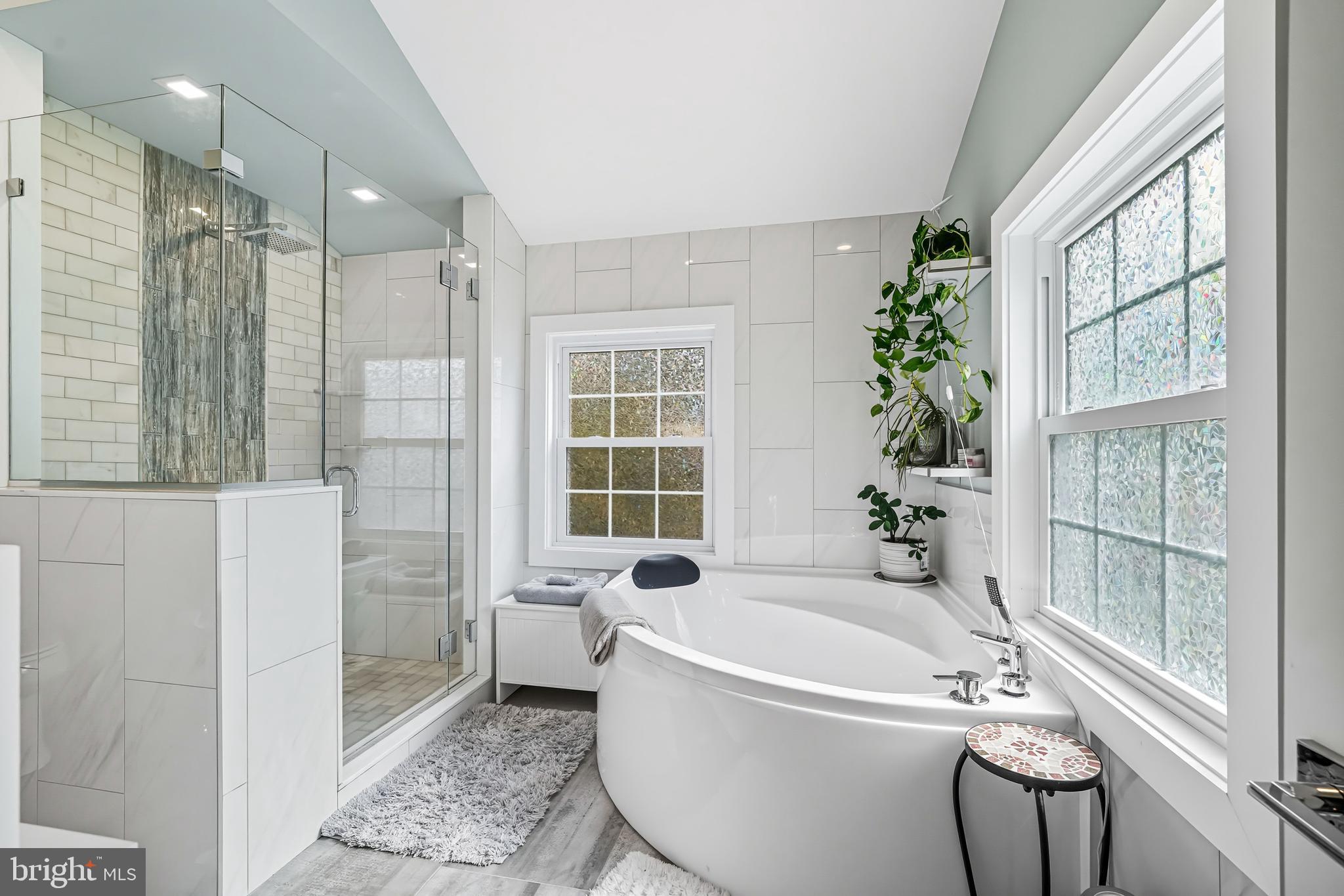 909 Glenroy Road Philadelphia, PA 19128 - Photo 3 of 16 Primary room bathroom - soaking tub