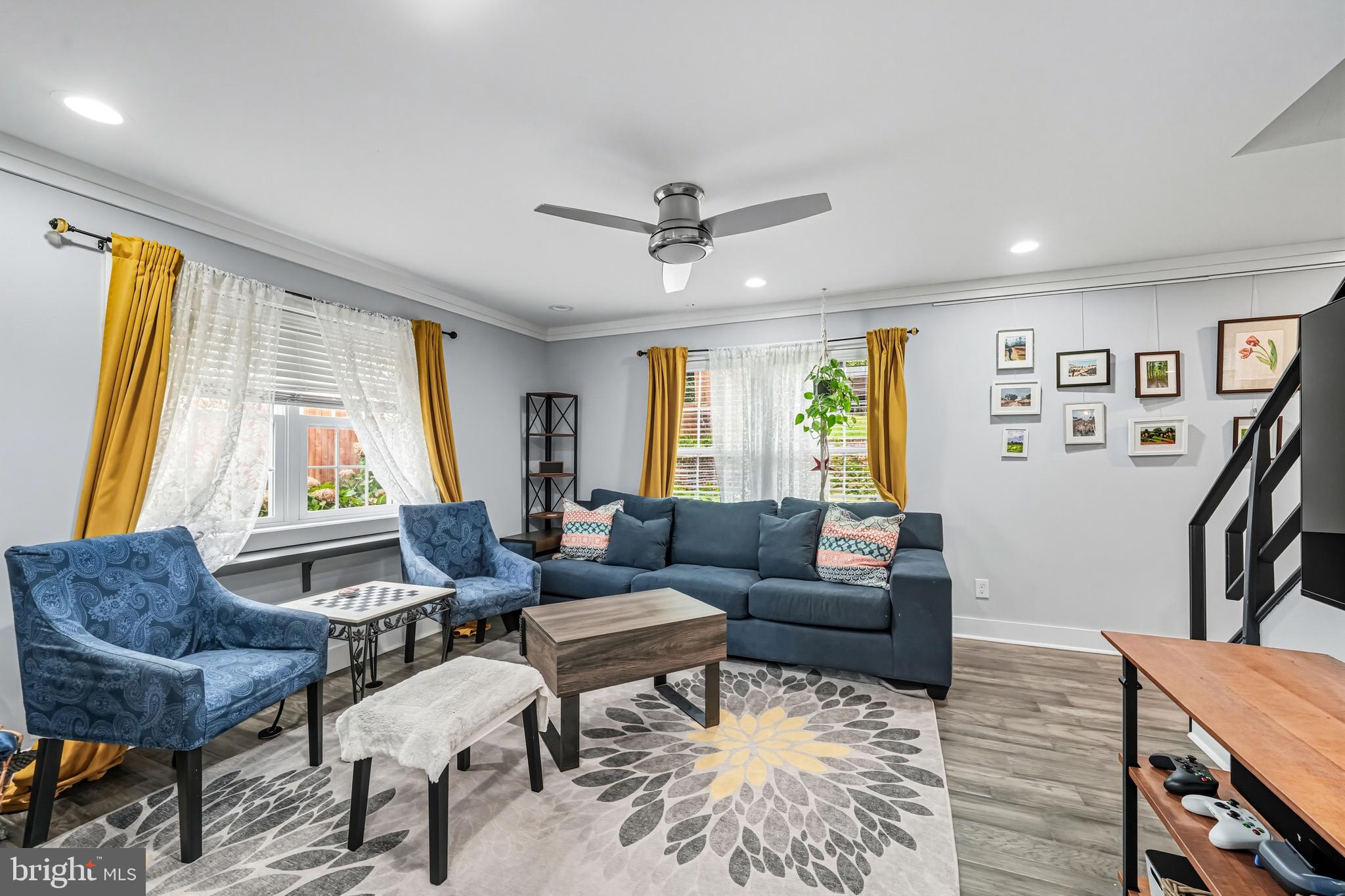 909 Glenroy Road Philadelphia, PA 19128 - Photo 6 of 16 Living room