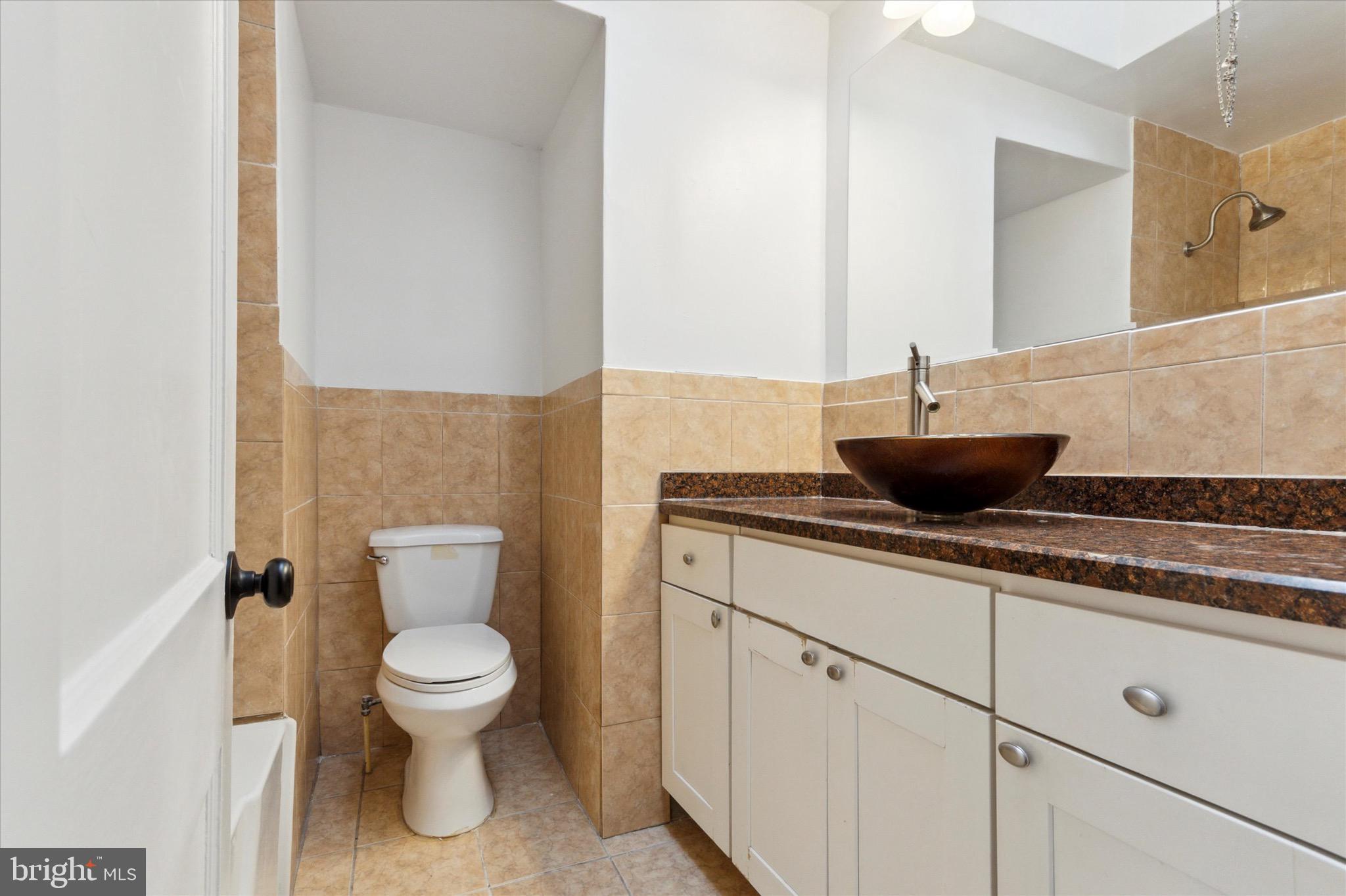 374 Wembly Road Upper Darby, PA 19082 - Photo 11 of 28 2ND FL BATHROOM