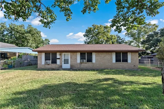 $1,250 | 904 North Temple Street, Caldwell, TX 77836