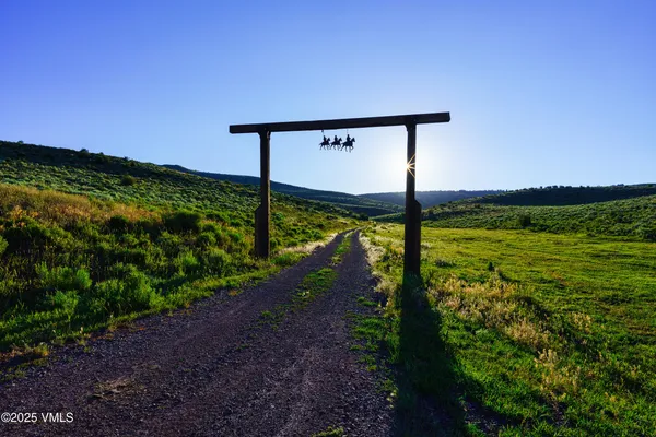 a view of a back yard