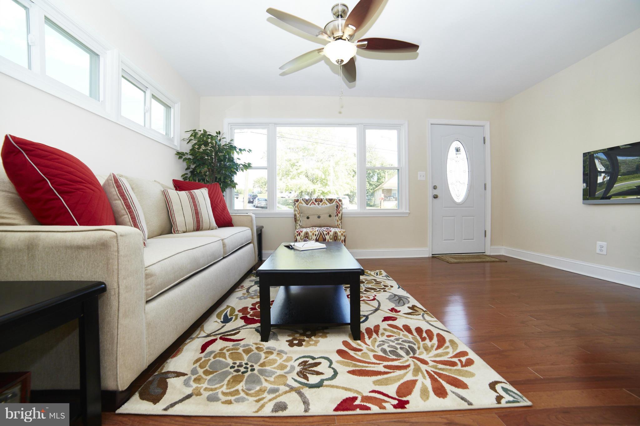 9230 Avondale Road Baltimore, MD 21234 - Photo 4 of 30 Living Room