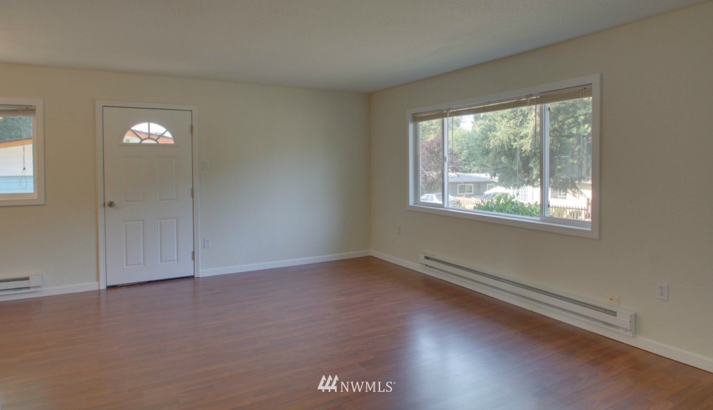 943 Ferndale Circle Northeast Renton, WA 98056 - Photo 3 of 16 Gallery Image 3