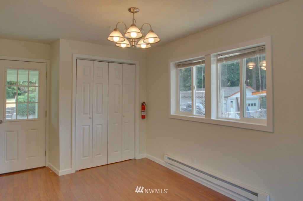 943 Ferndale Circle Northeast Renton, WA 98056 - Photo 4 of 16 Gallery Image 4