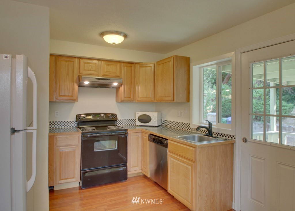 943 Ferndale Circle Northeast Renton, WA 98056 - Photo 5 of 16 Gallery Image 5
