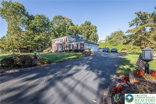 a view of a house with backyard porch and garden