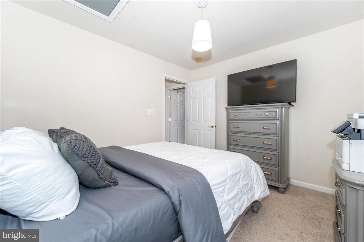 3541 Huntley Manor Lane, Unit 79B Alexandria, VA 22306 - Photo 21 of 40 a bedroom with a bed and a flat screen tv