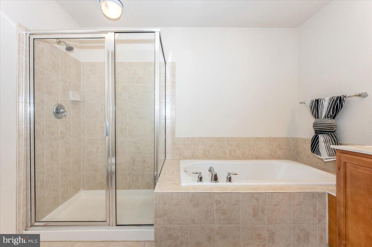 3541 Huntley Manor Lane, Unit 79B Alexandria, VA 22306 - Photo 27 of 40 a bathroom with a bathtub and a shower