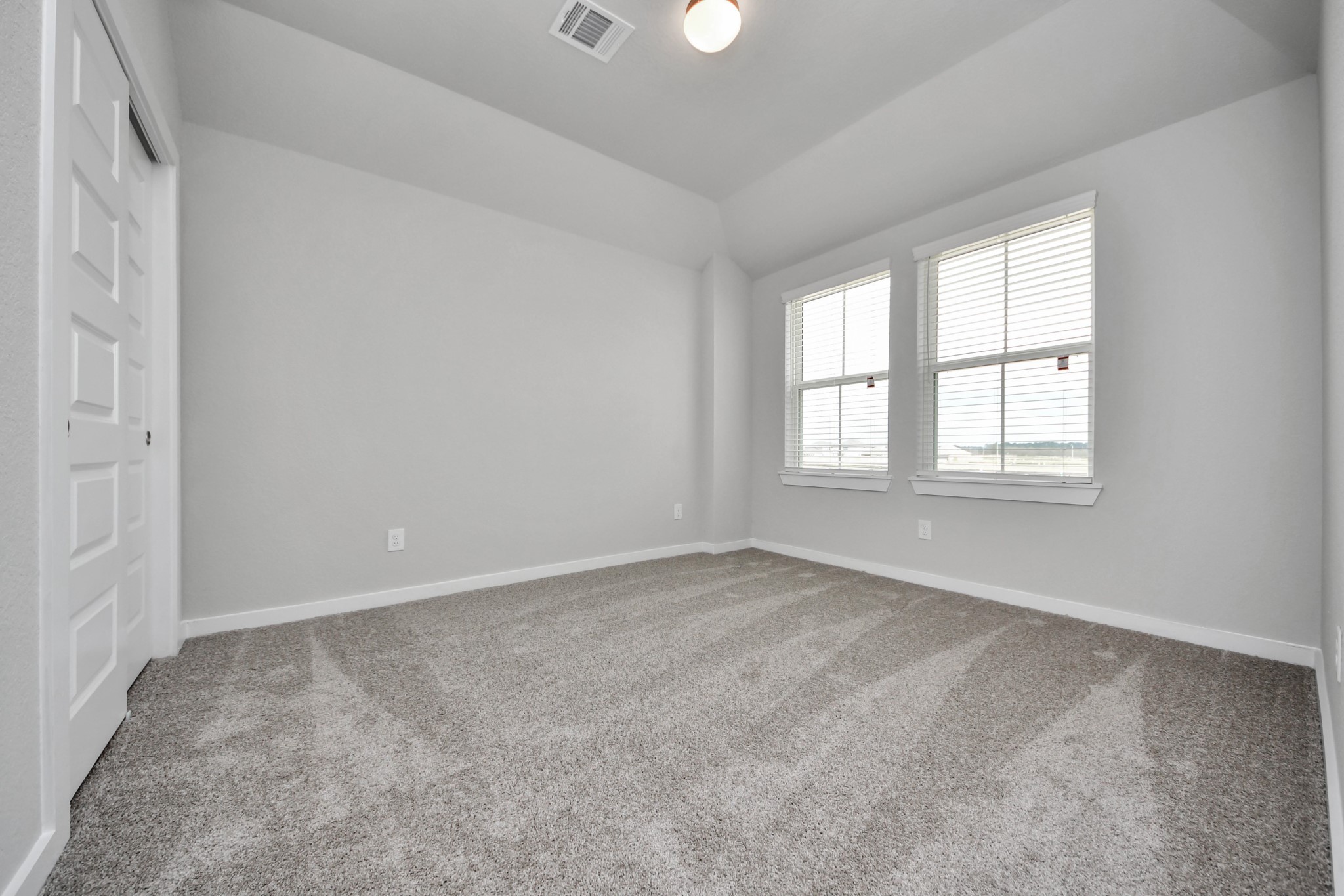 11122 Tulip Rdg Trail Houston, TX 77044 - Photo 32 of 34 an empty room with windows