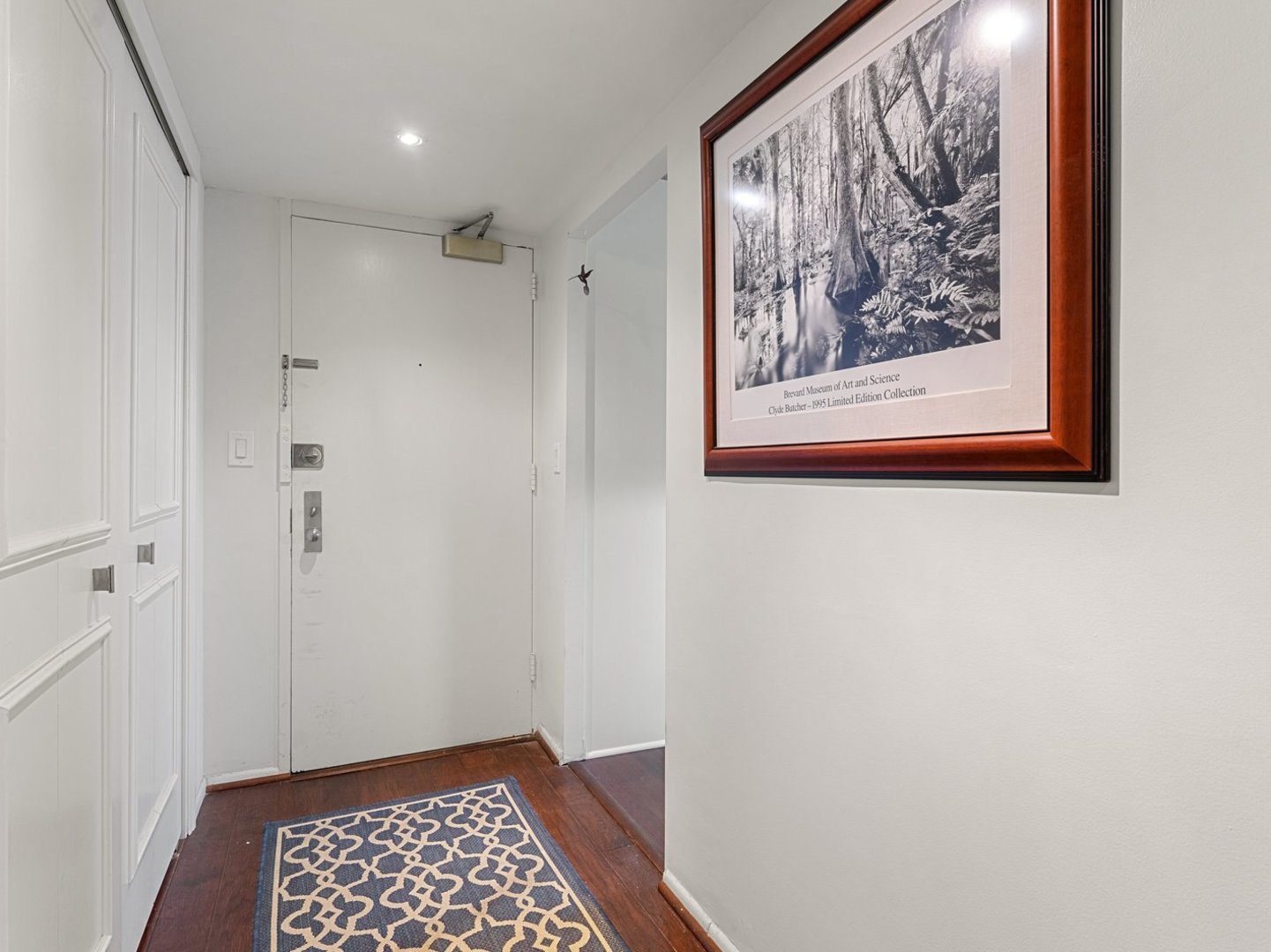 201 East Chestnut Street, Unit 23A Chicago, IL 60611 - Photo 4 of 21 a view of a hallway