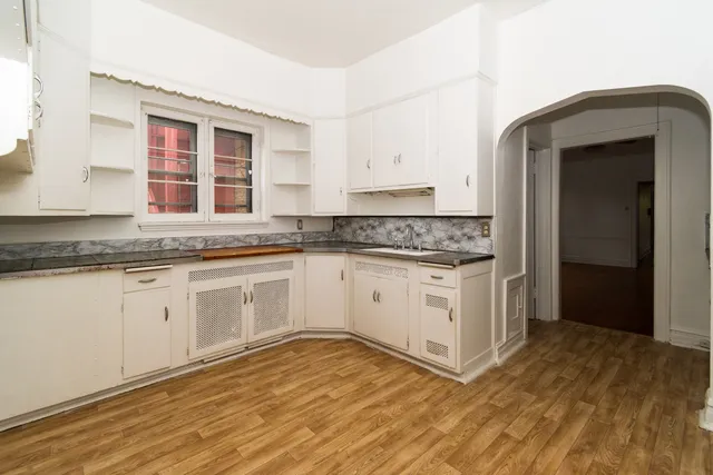 $700,000 | 208 South Austin Boulevard, Oak Park, IL 60304