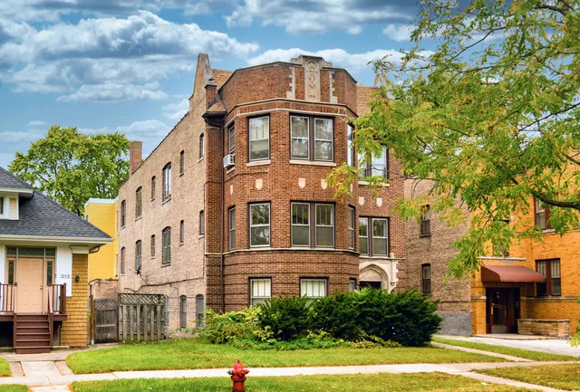 $700,000 | 208 South Austin Boulevard, Oak Park, IL 60304