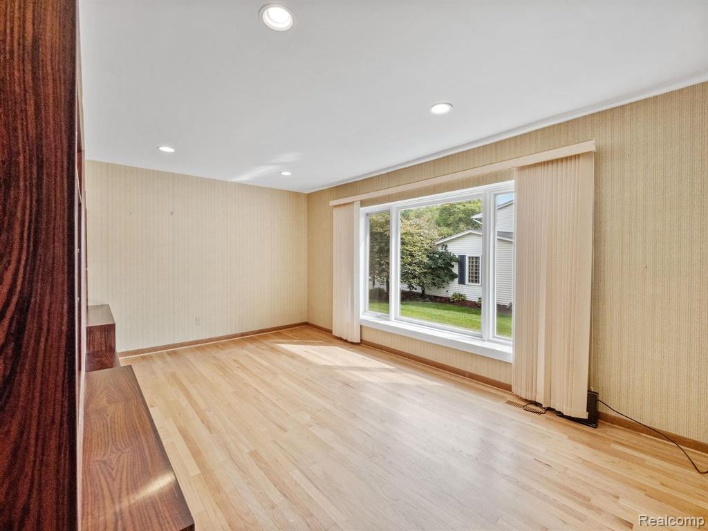 4748 South Valleyview Road West Bloomfield, MI 48323 - Photo 17 of 37