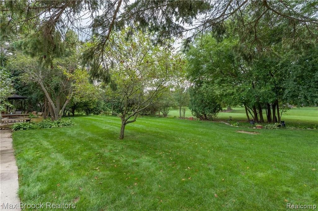 35611 Fredericksburg Road Farmington Hills, MI 48331 - Photo 33 of 36