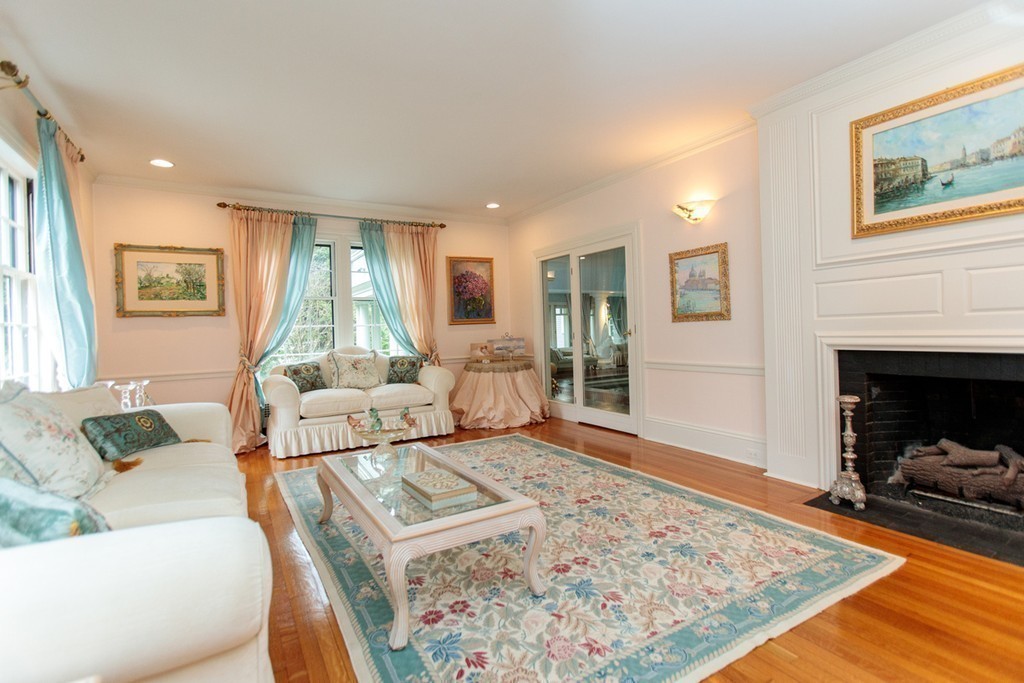 10 Livermore Road Wellesley, MA 02481 - Photo 4 of 26