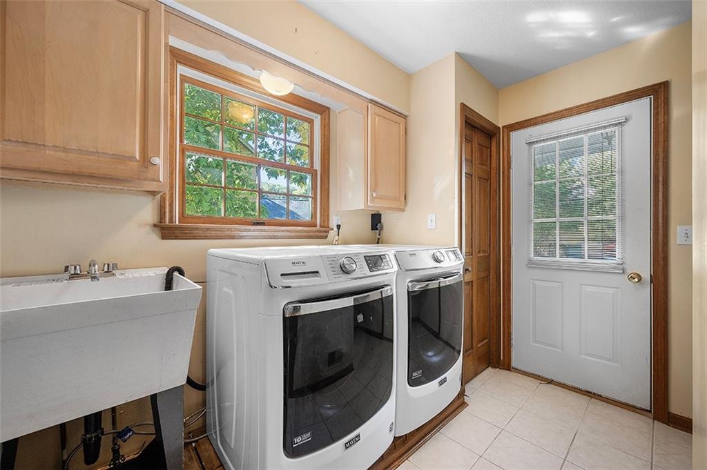409 Bryn Court Pittsburgh, PA 15237 - Photo 22 of 50 a view of a kitchen with washer and dryer