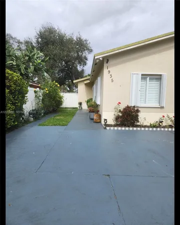 a view of a house with backyard and garden
