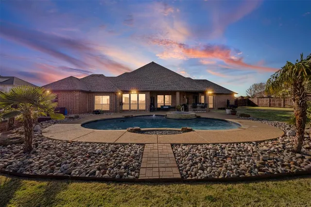 $692,900 | 1920 Willow Bend Drive, Red Oak, TX 75154