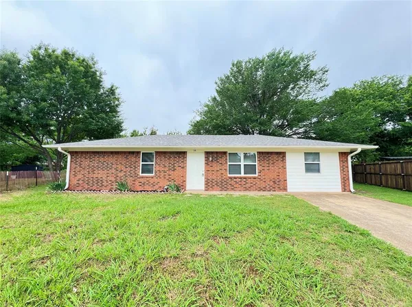 $1,695 | 114 South Manor Court, Sanger, TX 76266