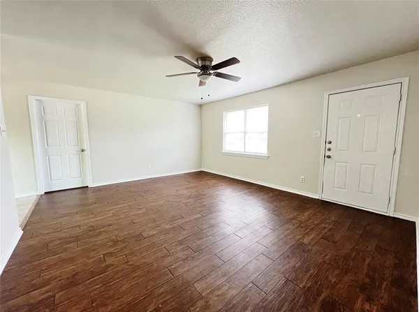 $1,695 | 114 South Manor Court, Sanger, TX 76266