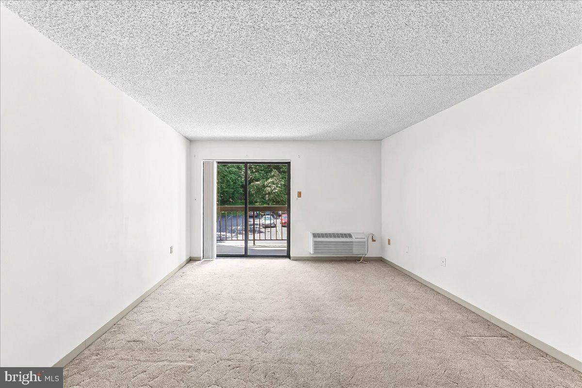 800 Avondale Road, Unit 2Q Wallingford, PA 19086 - Photo 8 of 24 Living Room
